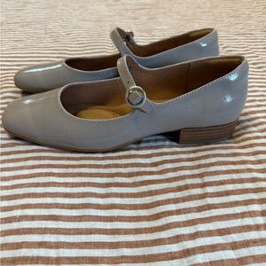 Sofft Elsey flats in warm taupe. Size 10. New!